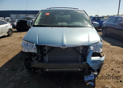 2009 Chrysler Town & Country Touring z USA, uszkodzony, nr VIN 2A8HR54159R562836